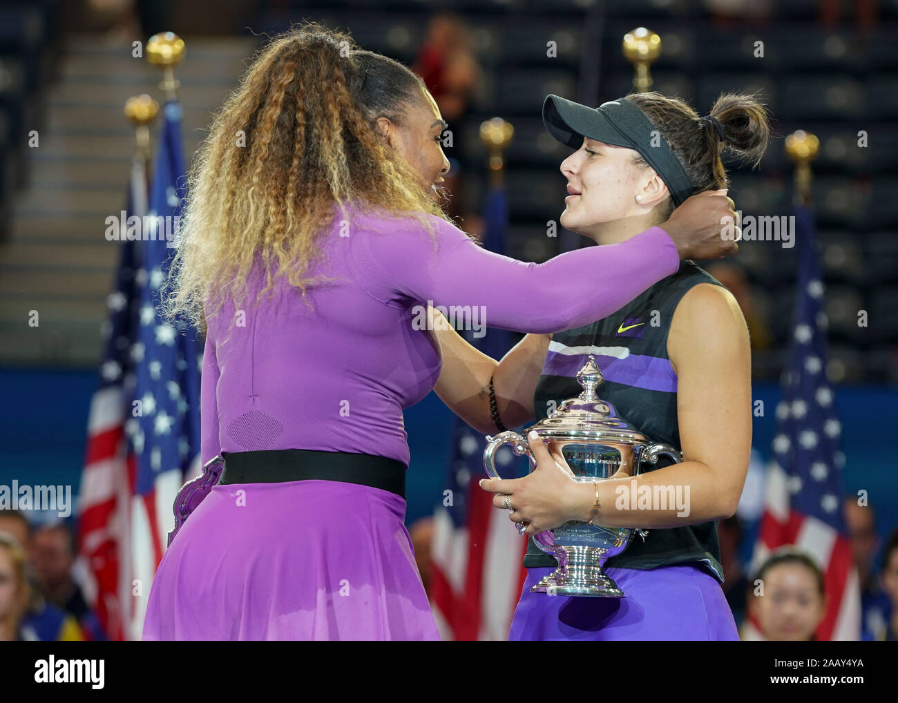 Vue de côté de Serena Williams finaliste Bianca Andreescu avec Faire place au gagnant du trophée trophée lors de la présentation à l'US Open 2019 Tournoi de tennis, Banque D'Images