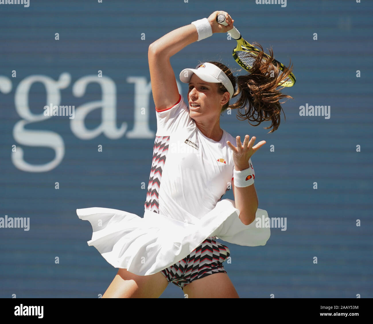 Joueur de tennis britannique Johanna Konta swinging racket en coup droit motion pendant le tournoi de tennis de l'US Open 2019, New York City, New York State, USA Banque D'Images