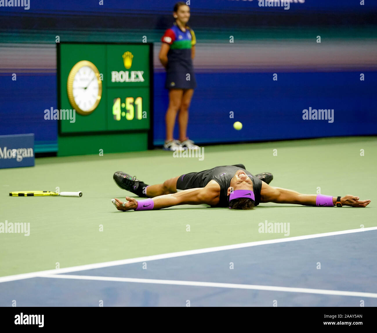 Joueur de tennis espagnol Rafael Nadal célèbre à la balle de match et se  laisse tomber au sol pendant le tournoi de tennis de l'US Open 2019, New  York Photo Stock -