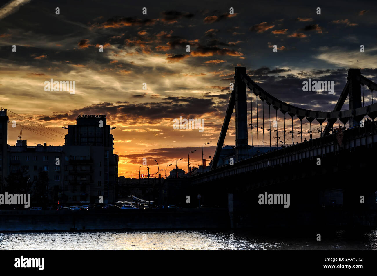 Silhouette de pont de Crimée à Moscou au coucher du soleil avec ciel coloré Banque D'Images