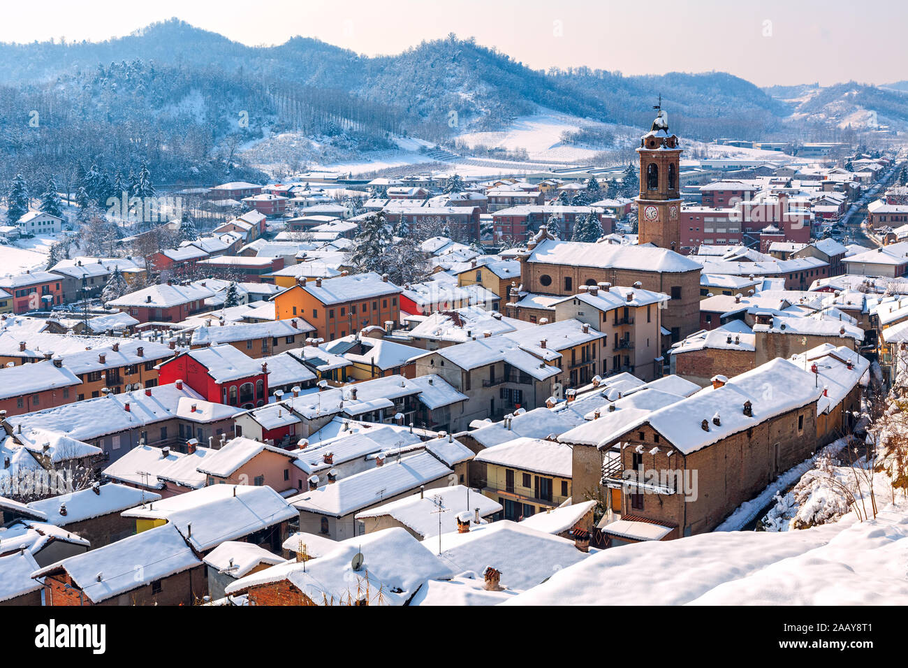 Vue de dessus sur la petite ville couverte de neige dans le Piémont, Italie du Nord. Banque D'Images