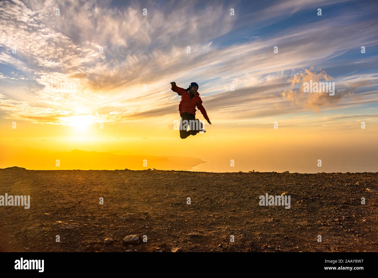 Homme Heureux Sauter De Joie Au Coucher Du Soleil Succes Gagnant Bonheur Ttavel Concept Photo Stock Alamy Homme Heureux Sauter De Joie Au Coucher Du Soleil Succes Gagnant Bonheur Ttavel Concept Photo Stock Alamy