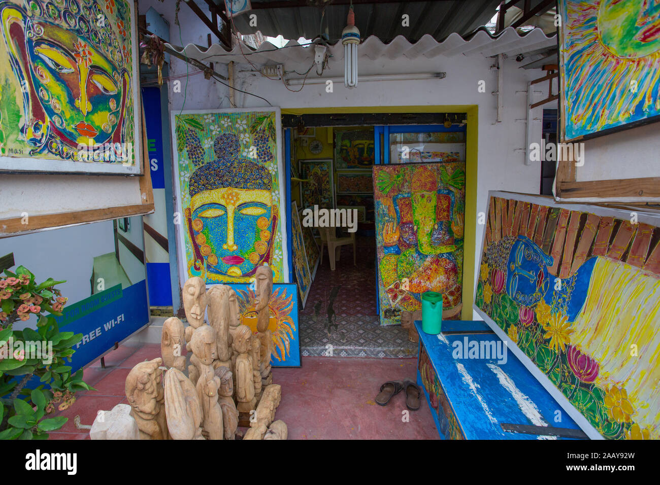 Un magasin de Mahabalipuram avec belle collection de peintures qui sont à la vente - Mahabalipuram (Tamil Nadu, Inde) Banque D'Images