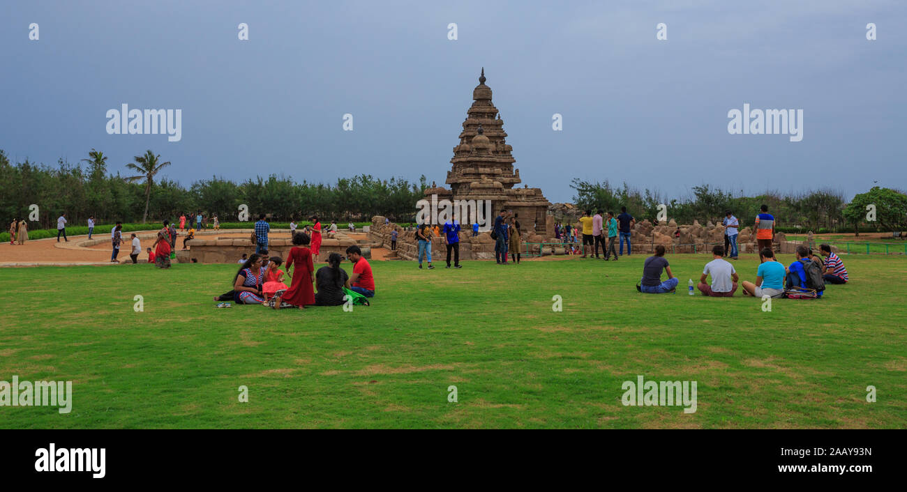 Un champ adjacent à Mahaballipuram Shore Temple où les touristes sont gambader Banque D'Images