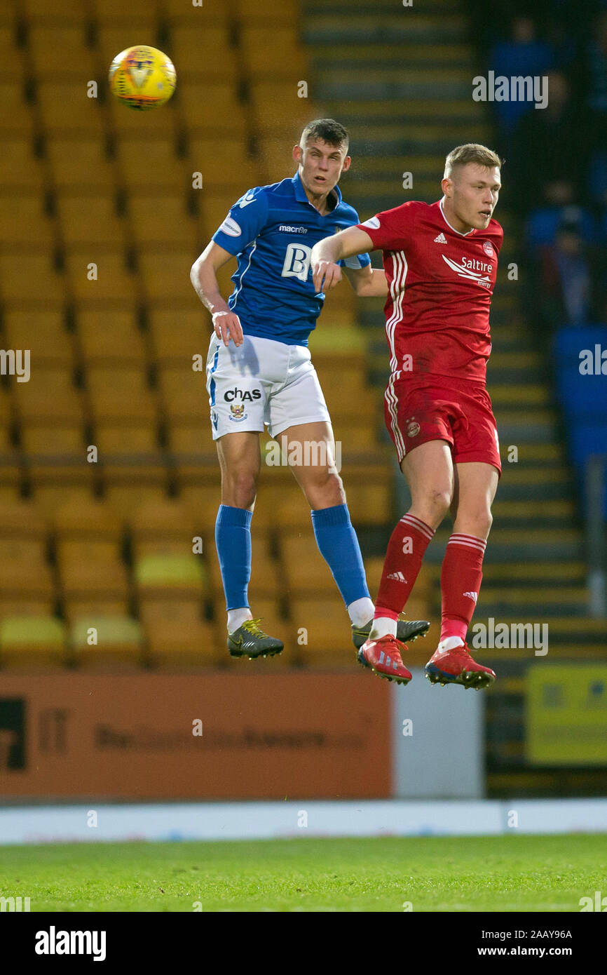 Perth, Royaume-Uni. 24 Nov, 2019. McDairmid Park, Perth, Perth et Kinross, Scotland, Scottish Premiership Football, St Johnstone contre Aberdeen ; Wallace Duffy de St Johnstone en concurrence dans l'air avec Sam Cosgrove d'Aberdeen - usage éditorial : Action Crédit Plus Sport Images/Alamy Live News Banque D'Images