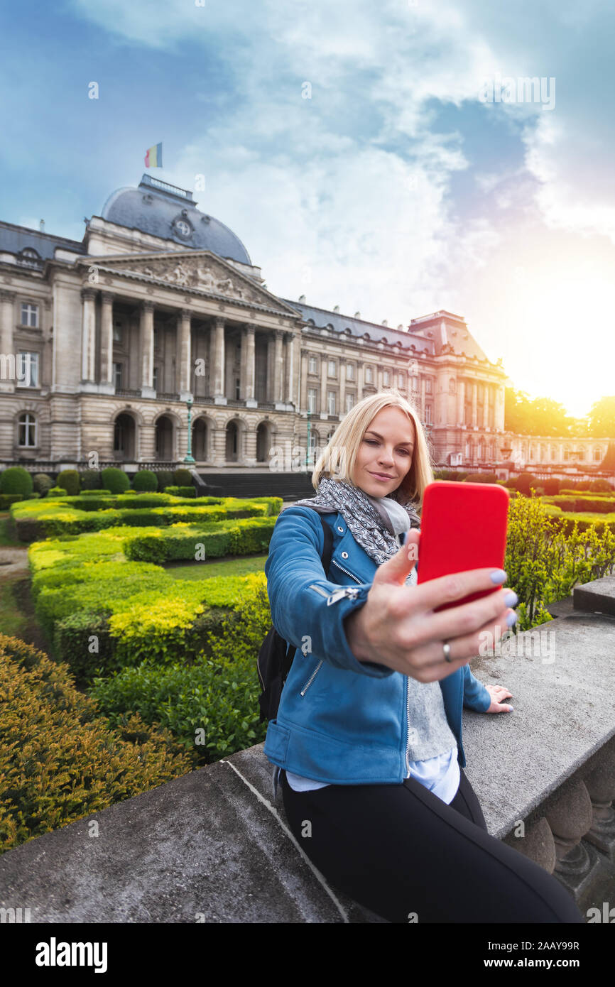 Woman posing sur fond de Palais Royal de Bruxelles, Belgique Banque D'Images