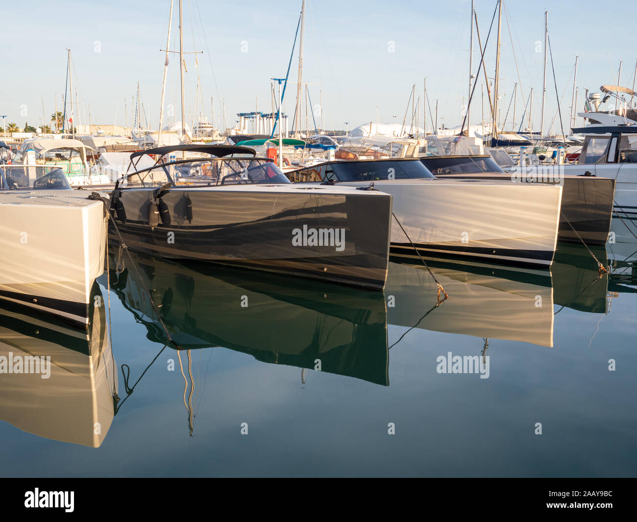 Des bateaux de loisirs dans une marina de la Côte d'Azur à la fin de l'après-midi d'hiver Banque D'Images