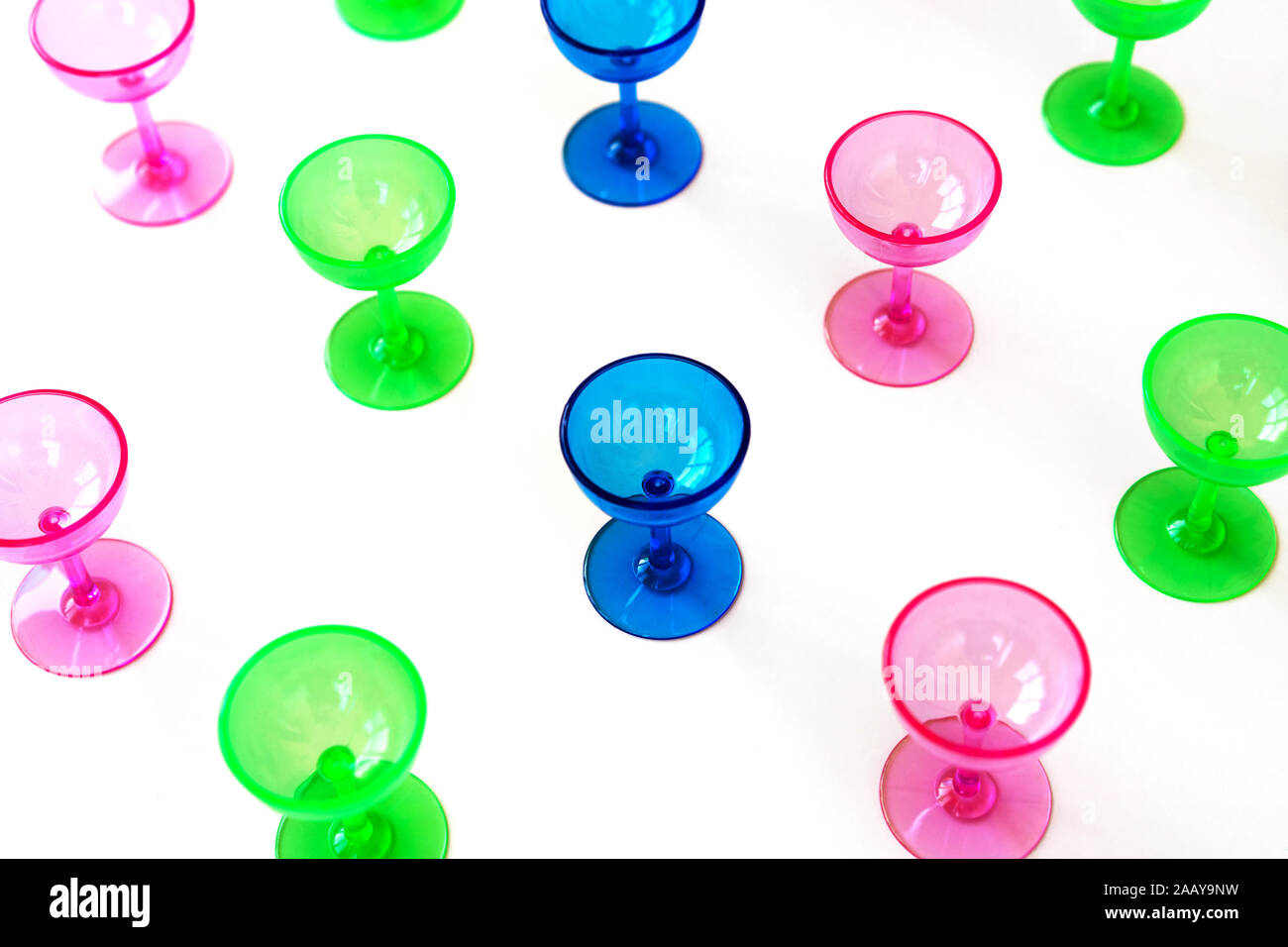 Motif géométrique homogène constitué de petits verres à cocktail en plastique Banque D'Images