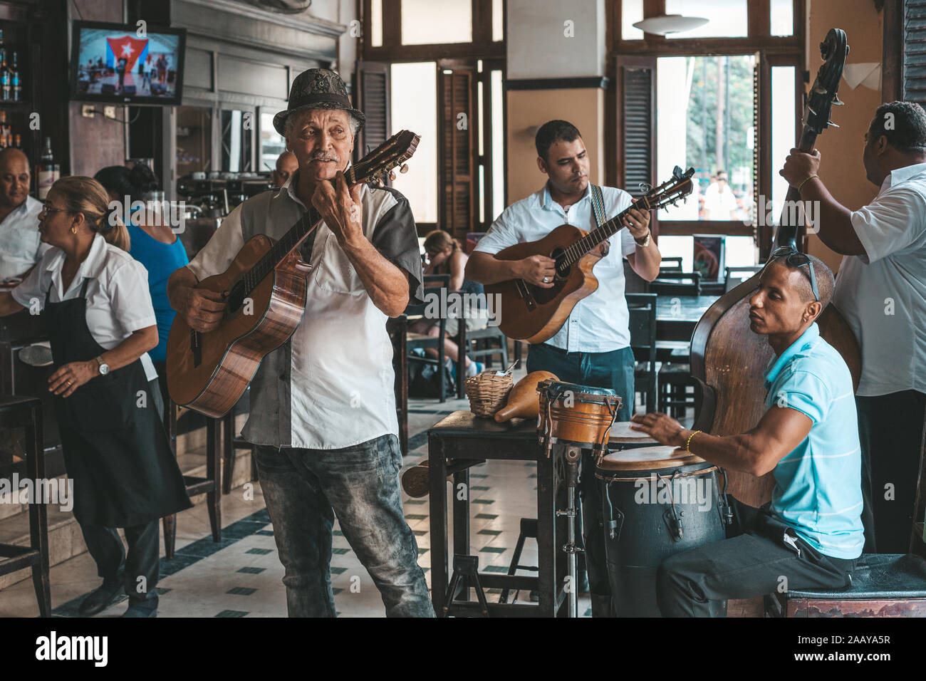 La Havane, Cuba - Octobre 18, 2019 Cuba : groupe jouant de la musique live dans un bar (Dos Hermanos) à La Havane, Cuba. Banque D'Images