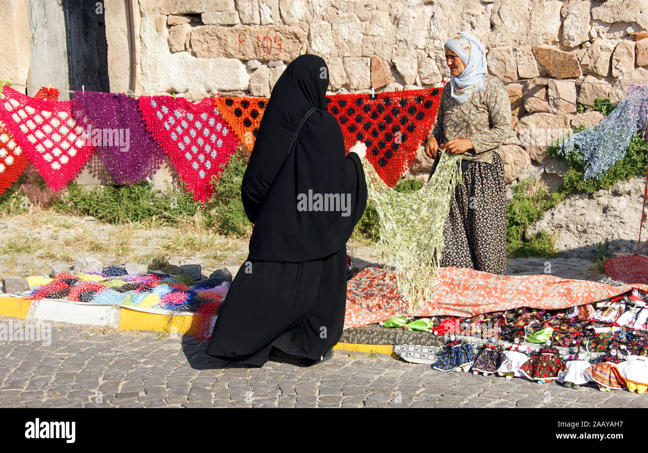 Street vente de textiles traditionnels dans le village d'Uchisar, Nevsehir, Province Cappadoce, Anatolie centrale, Turquie. L'histoire, les régions rurales Banque D'Images