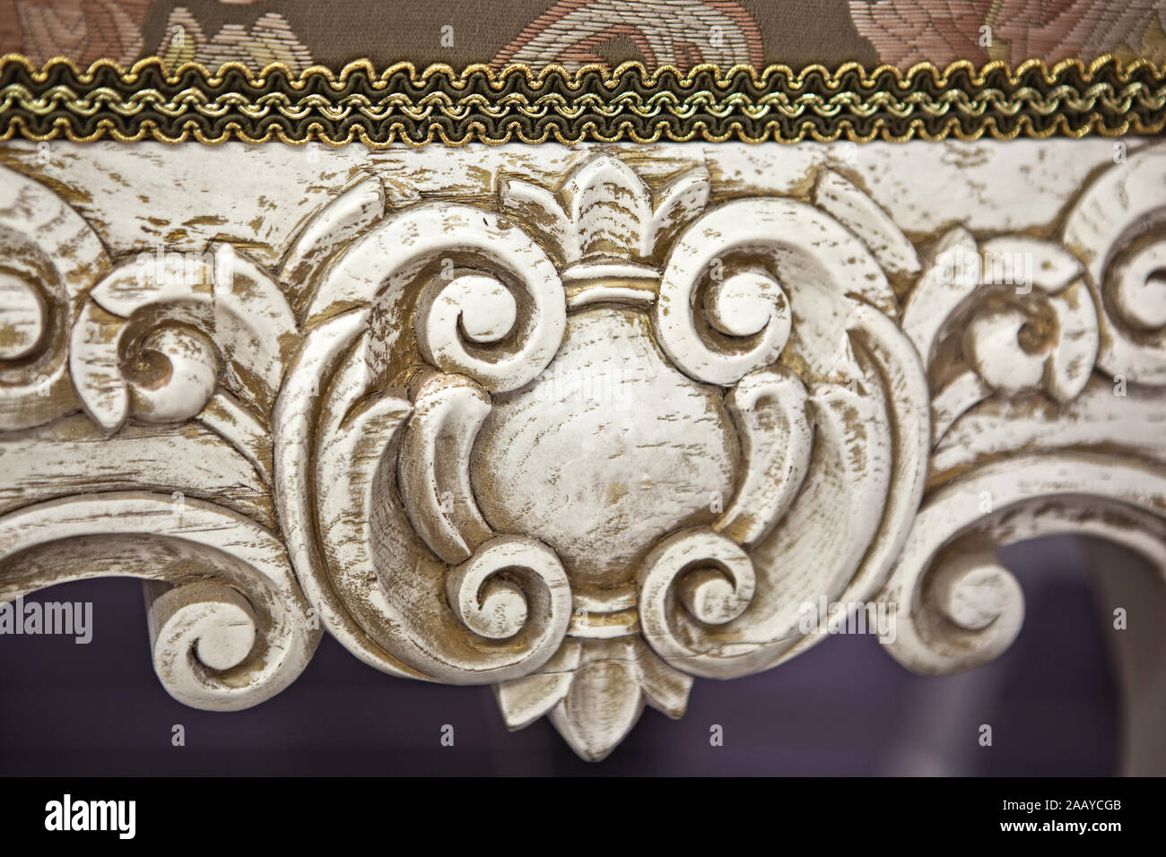 Élément de sculpture. des meubles dans un style classique avec du bois de couleur blanche. Or. patine. Sculpture. faible profondeur de champ. meubles de luxe. Utiliser comme backgrou Banque D'Images