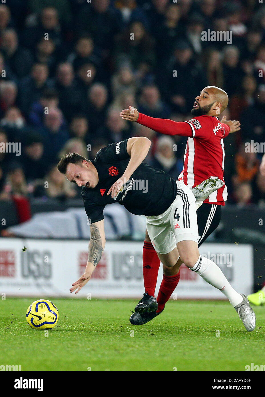 Bramall Lane, Sheffield, Yorkshire, UK. 24 Nov, 2019. Premier League anglaise de football, Sheffield United et Manchester United, Phil Jones de Manchester United tombe au sol comme son est contestée par David McGoldrick de Sheffield United - strictement usage éditorial uniquement. Pas d'utilisation non autorisée avec l'audio, vidéo, données, listes de luminaire, club ou la Ligue de logos ou services 'live'. En ligne De-match utilisation limitée à 120 images, aucune émulation. Credit : Action Plus Sport Images/Alamy Live News Banque D'Images