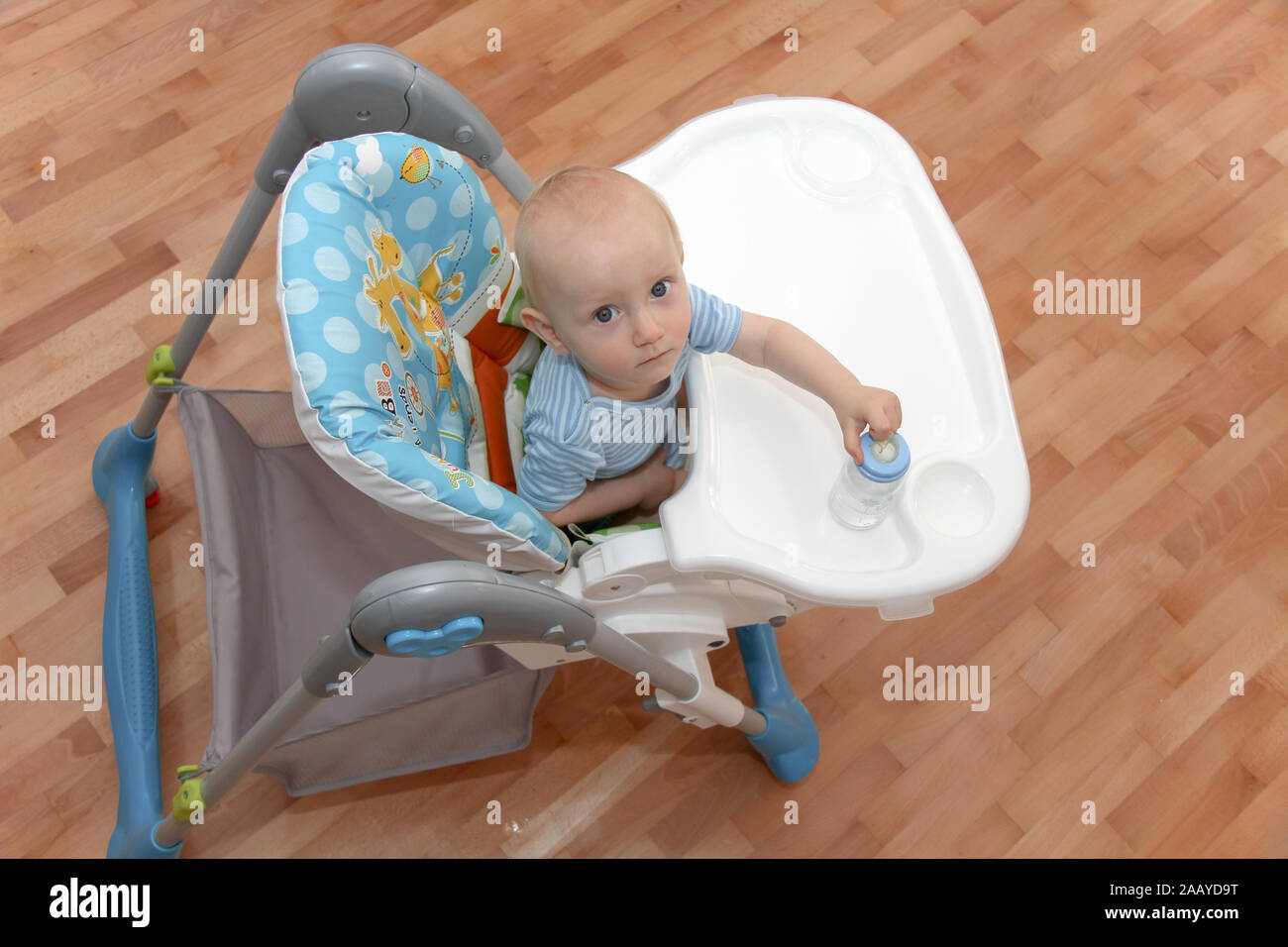 Photo De L Un An Bebe Regarder Les Dessins Animes A La Television Et A Jouer Photo Stock Alamy