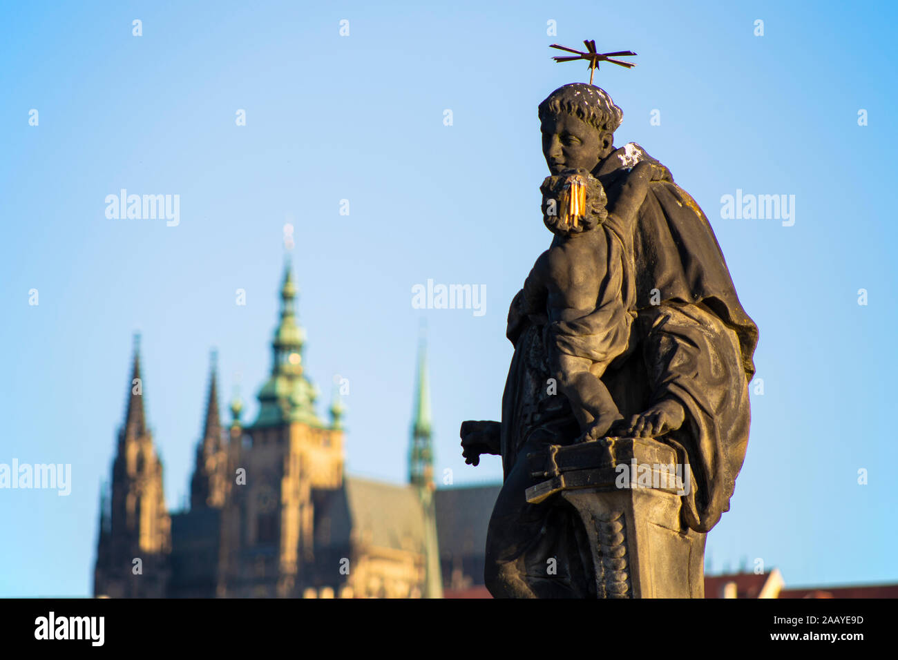 Le château de Prague et la statue d'Antoine de Padoue sur le pont Charles à Prague Banque D'Images