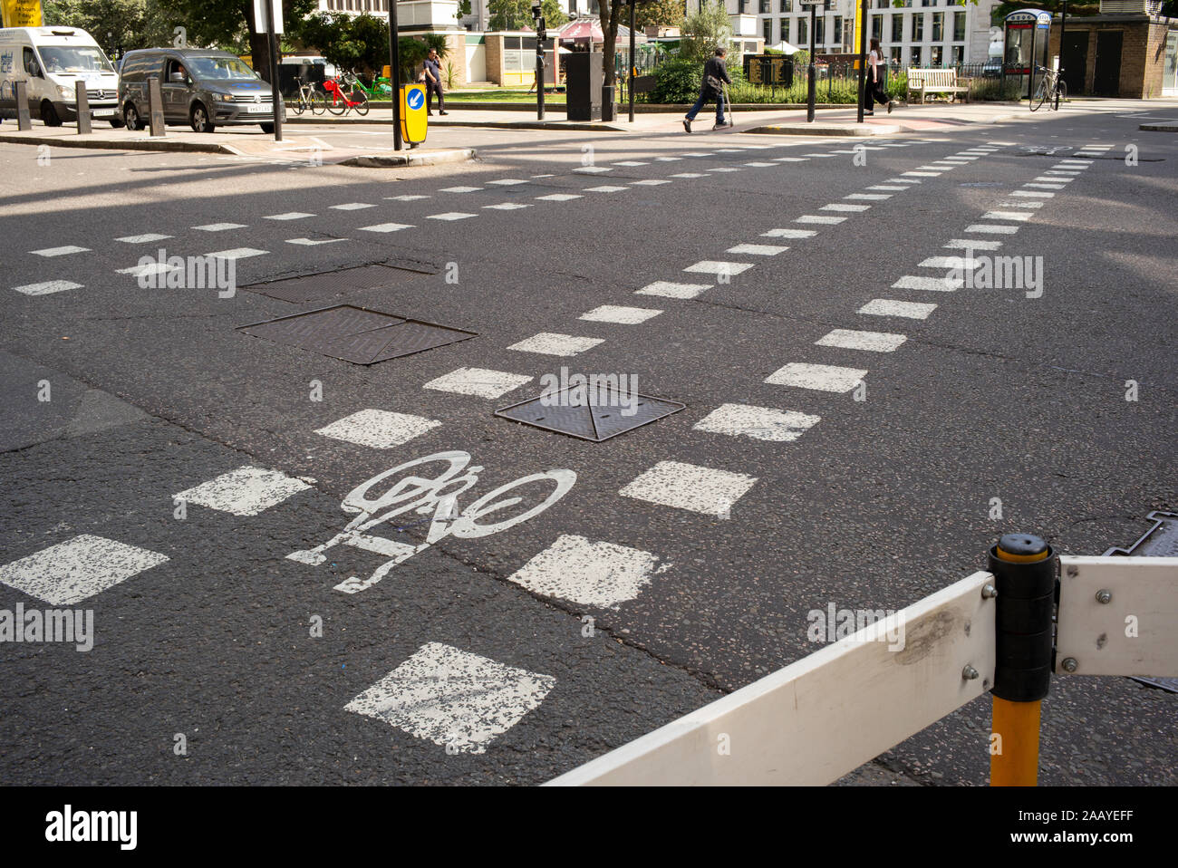 Une voie cyclable balisé au croisement à Finsbury Square crossing Chiswell Street et de la City Road route passagère junction à Londres en Angleterre. Banque D'Images