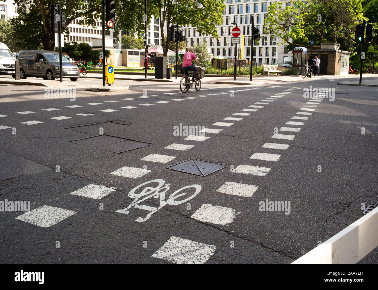 Une voie cyclable balisé au croisement à Finsbury Square crossing Chiswell Street et de la City Road route passagère junction à Londres en Angleterre. Banque D'Images