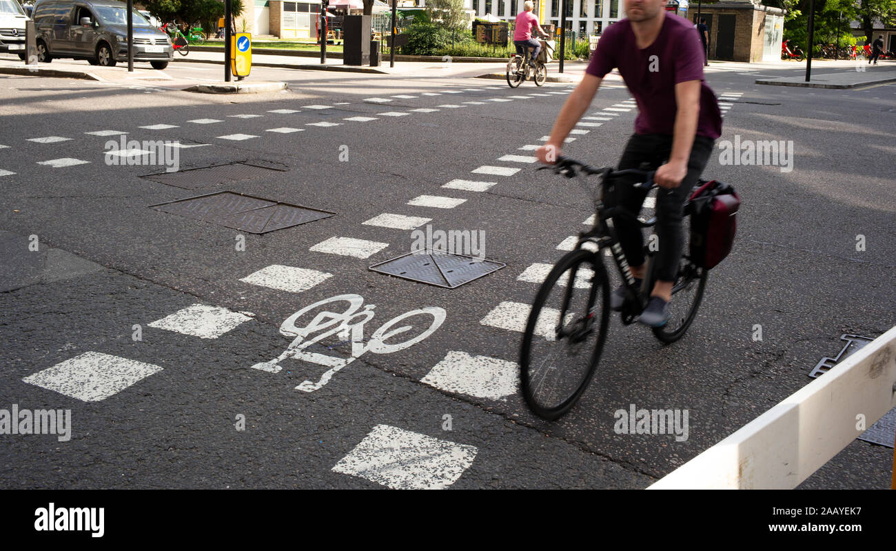 Une voie cyclable balisé au croisement à Finsbury Square crossing Chiswell Street et de la City Road route passagère junction à Londres en Angleterre. Banque D'Images