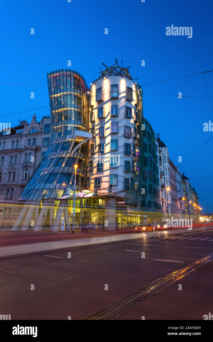 Feux de circulation passé zoom La Maison Dansante, affectueusement connu sous le nom de Fred et Ginger house à Prague city Banque D'Images