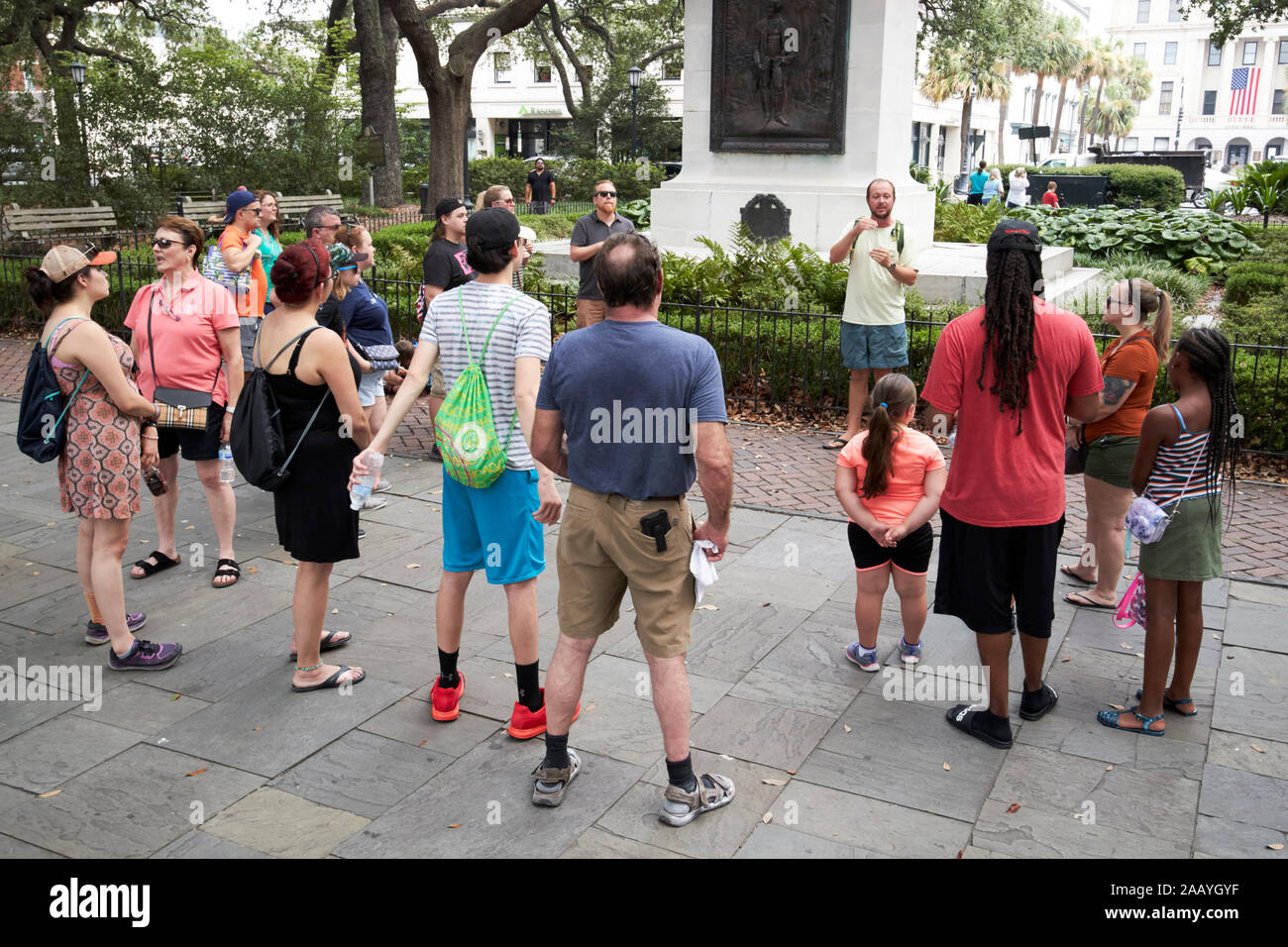 Les touristes en visite à pied de la place johnston première des carrés dans downtown historic district savannah georgia usa Banque D'Images