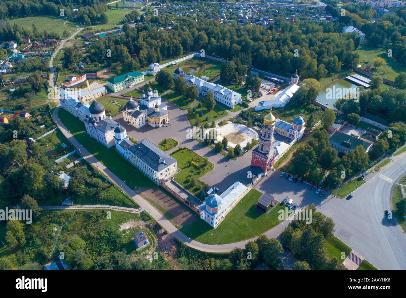 Ancien monastère Ascension déserts David sous le soleil d'août jour (Photographie aérienne). La région de Moscou, Russie Banque D'Images