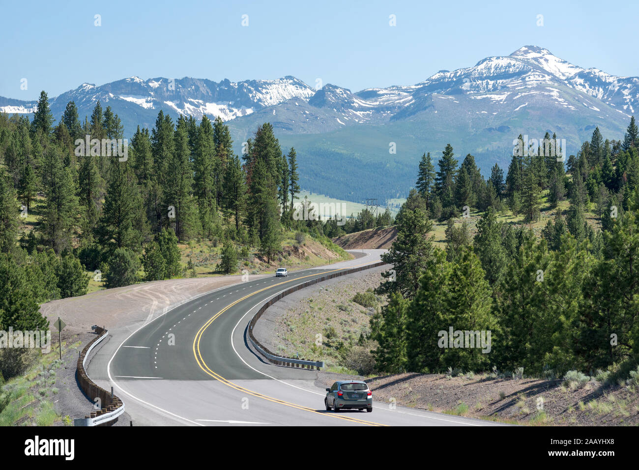 Les voitures sur l'autoroute 20 dans la région de Grant County, Oregon. Banque D'Images