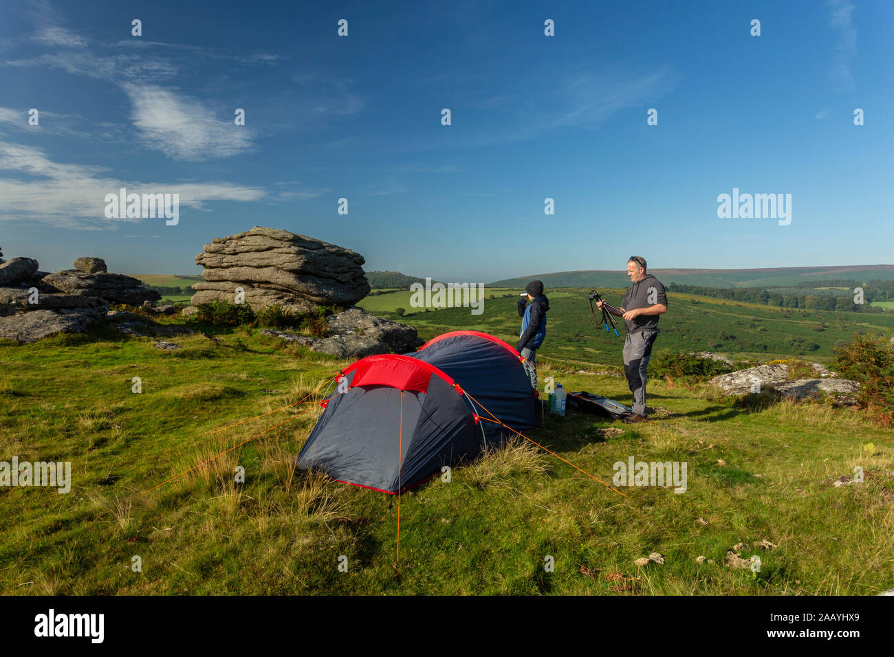 Père et fils camping sauvage à Dartmoor en été. Banque D'Images