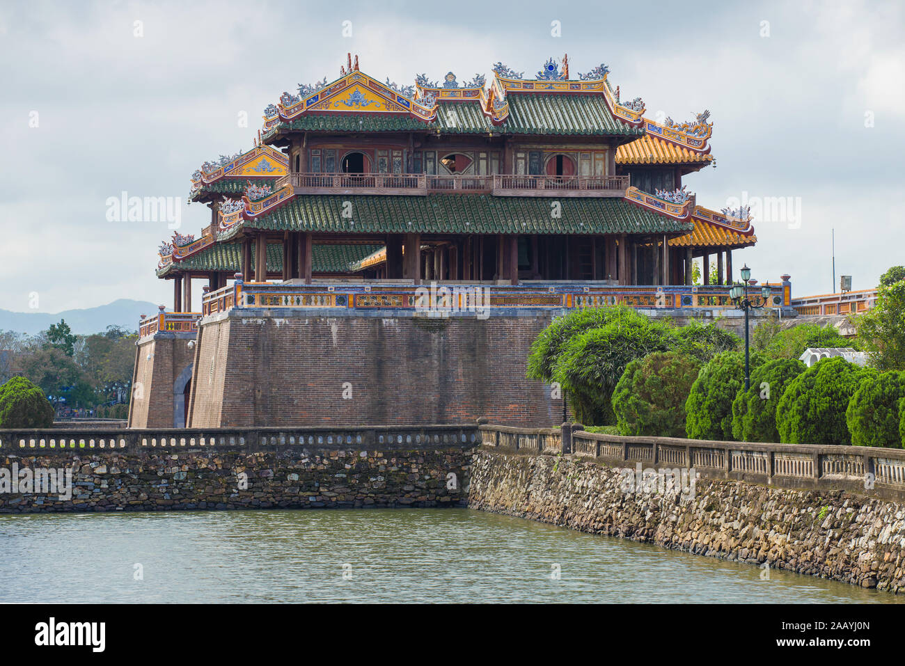 L'après-midi impériale porte de la Cité Interdite un jour nuageux. Vue de côté. Hue, Vietnam Banque D'Images
