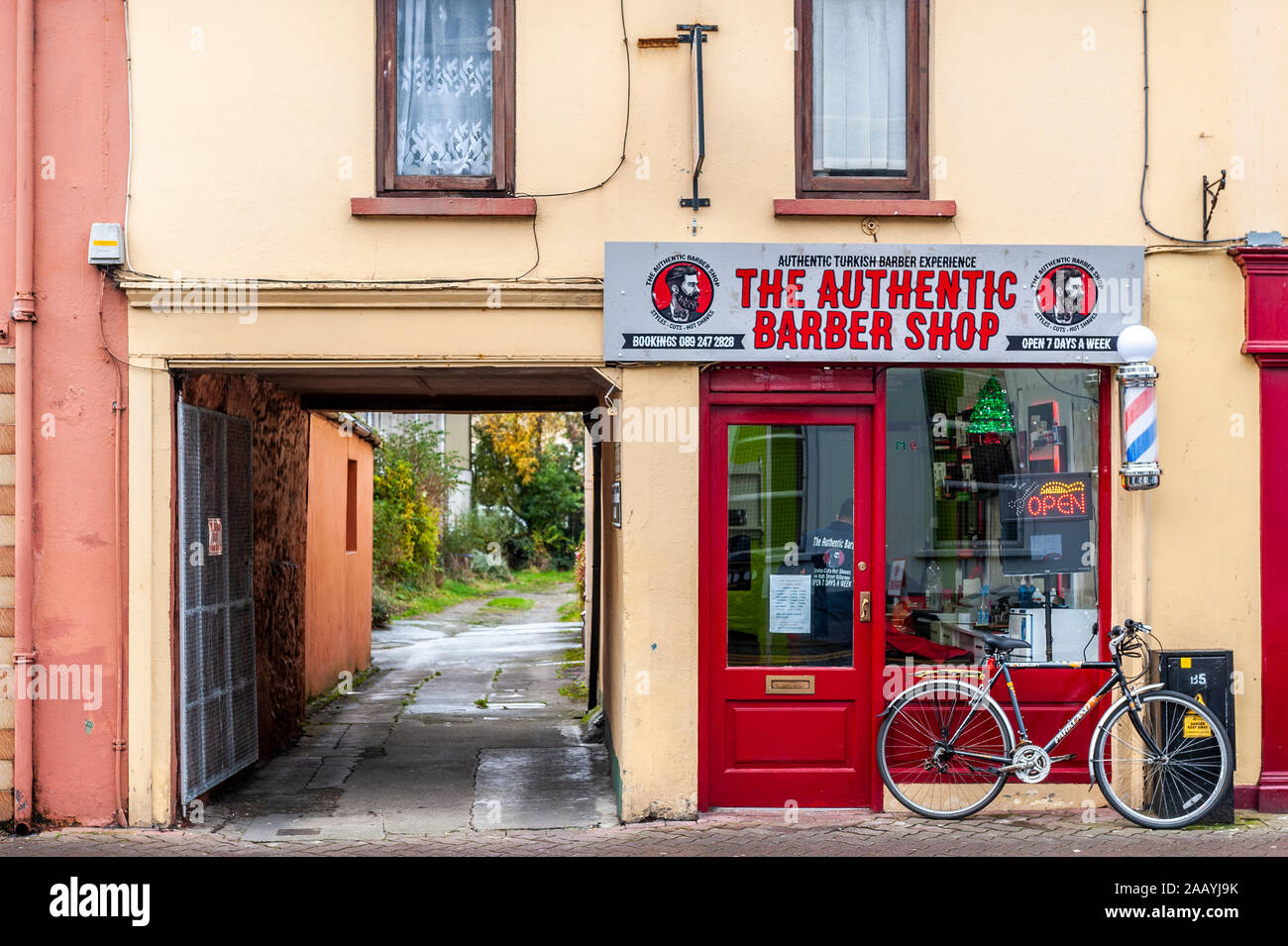 Gentleman's barber shop avec push bike stationné à l'extérieur de Killarney, comté de Kerry, Irlande. Banque D'Images