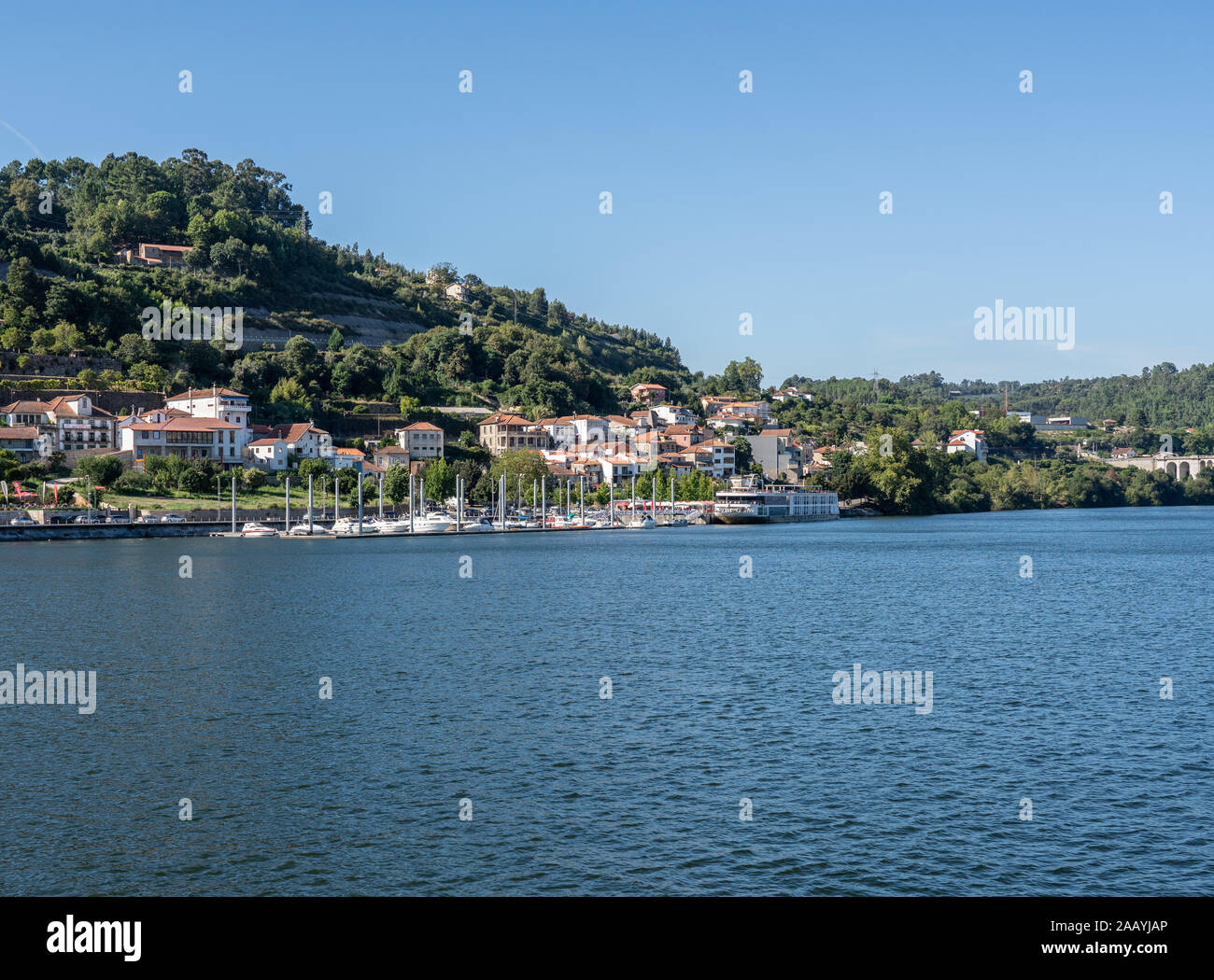 Cruziero, Portugal - 17 août 2019 : petit port avec bateaux et bateau de croisière amarré river dans la vallée du Douro, près de Porto Banque D'Images