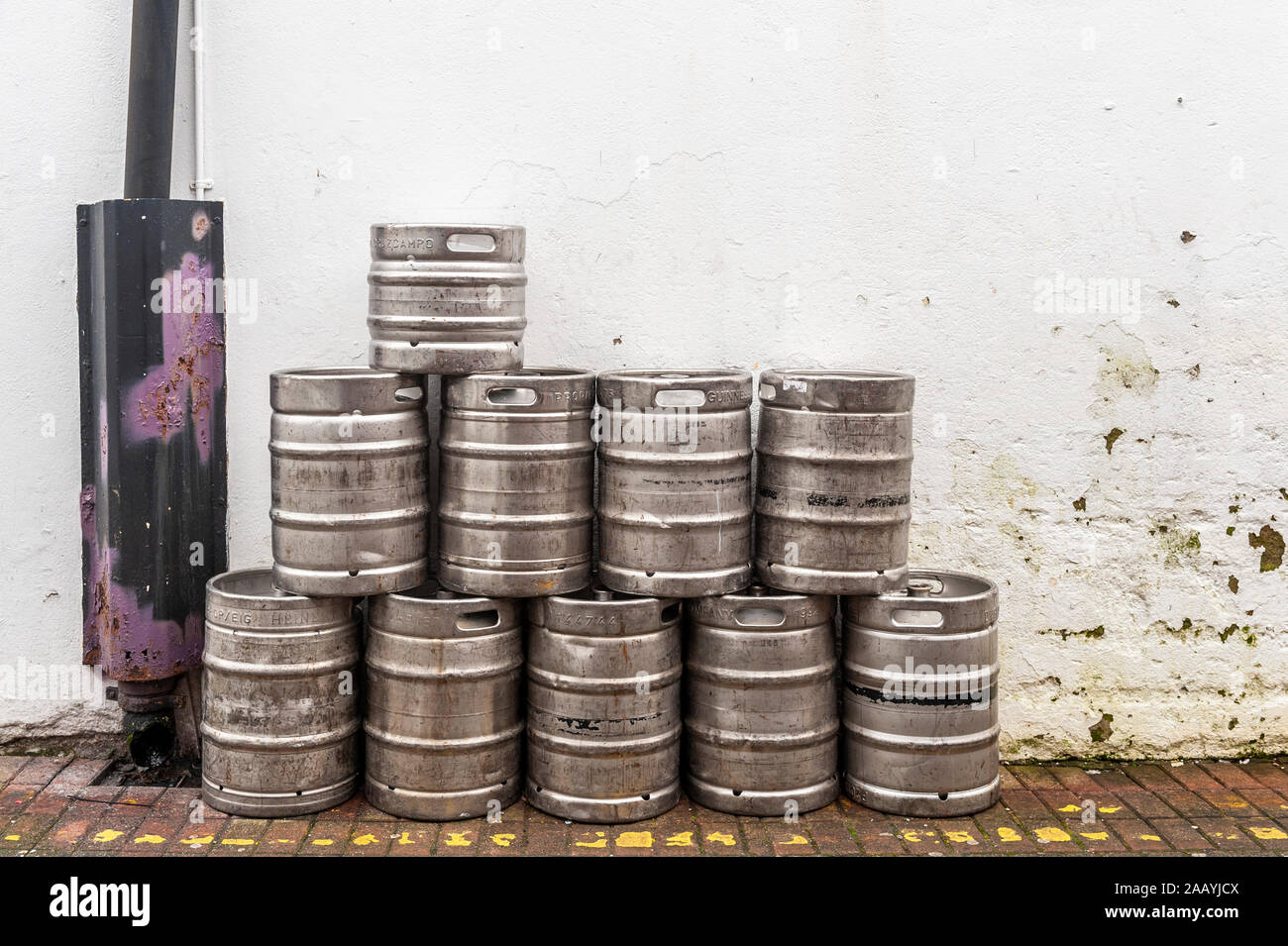 En attente de barils de bière vides à l'extérieur de la collection d'un pub en Irlande. Banque D'Images