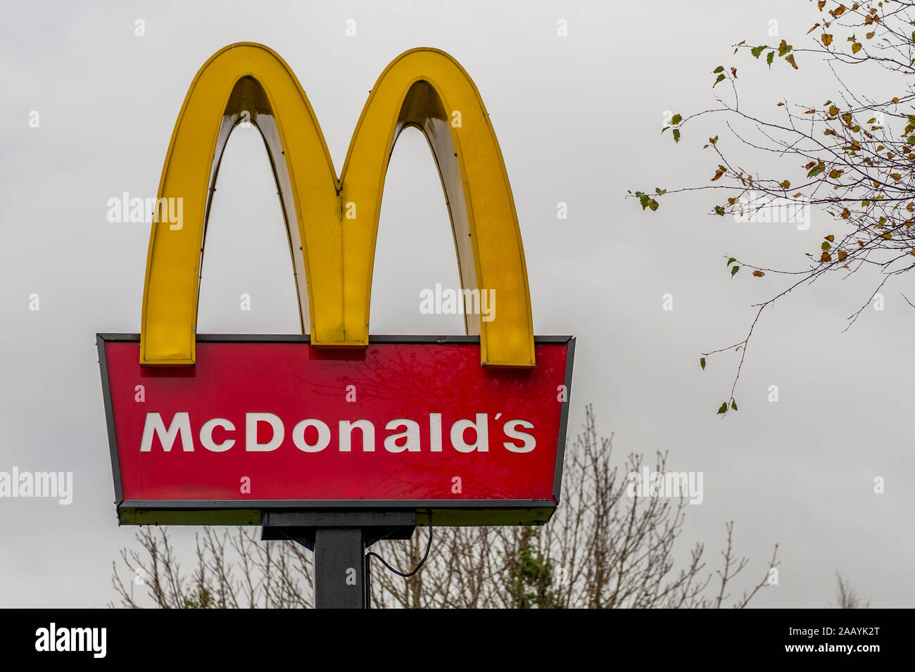 McDonald's Fast Food Restaurant Sign à Killarney, dans le comté de Kerry, Irlande. Banque D'Images
