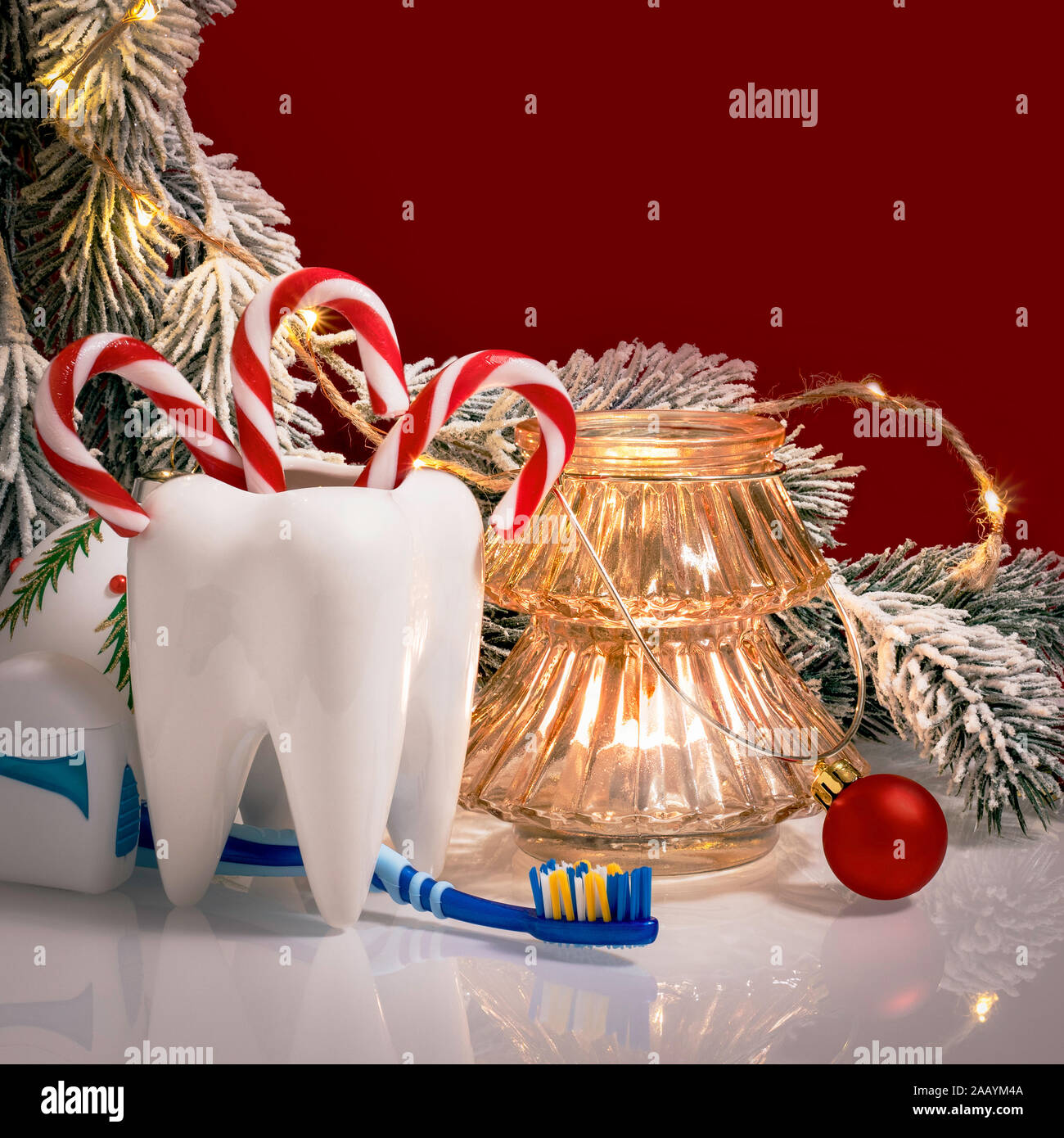 Dentiste heureux joyeux noël et nouvel an tempalte avec copie espace contre beckground rouge. Banque D'Images