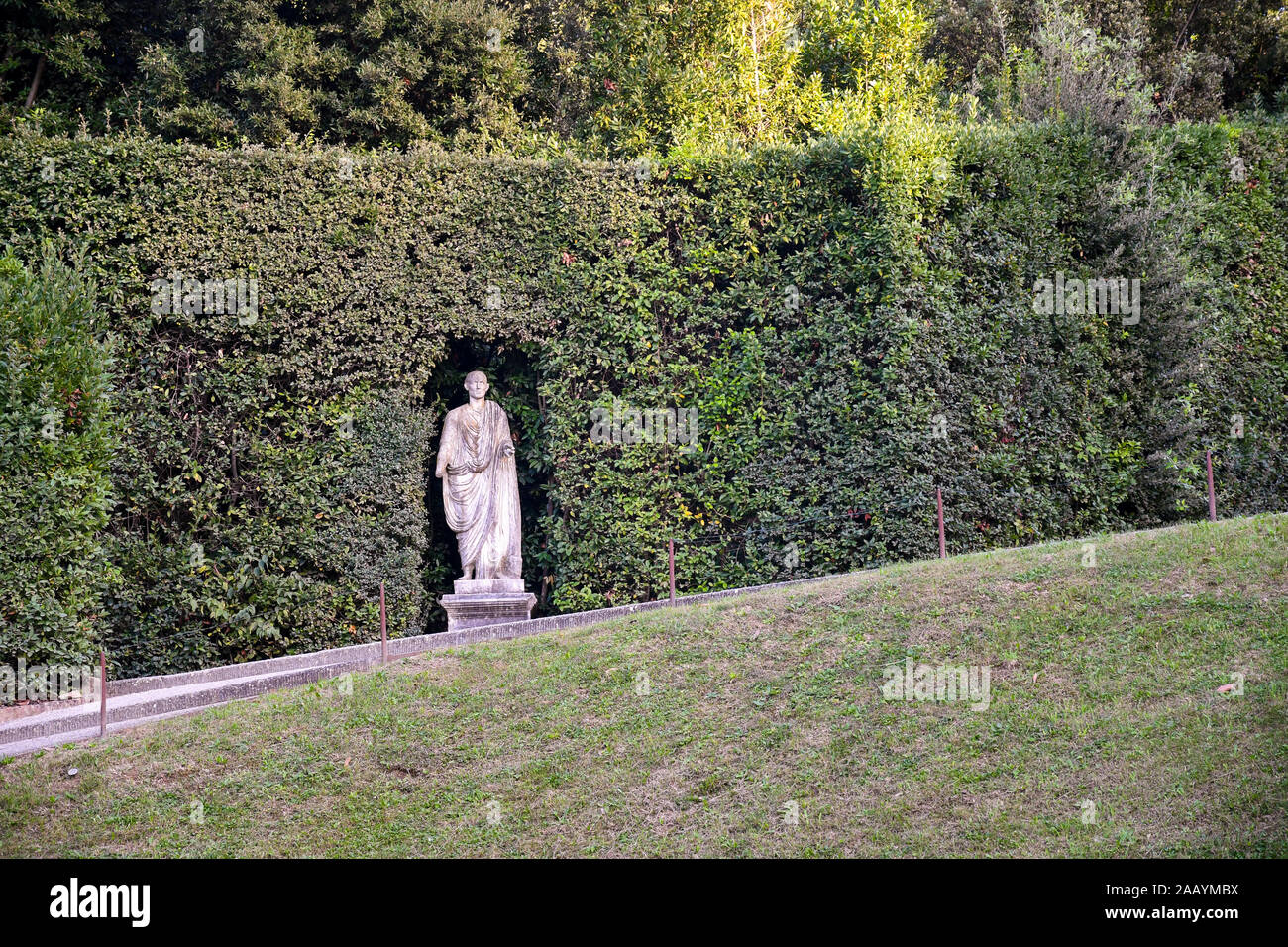 Une statue romaine contre une haie vive dans le jardin de Boboli du Palais Pitti à Florence, UNESCO World Heritage Site, Toscane, Italie Banque D'Images