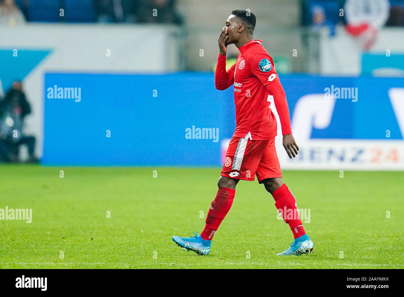 Berlin, Allemagne. 24 Nov, 2019. Soccer : Bundesliga, TSG 1899 Hoffenheim - FSV Mainz 05, 12e journée, dans le PreZero Arena. Ridle Bakou de Mayence quitte le terrain après le carton rouge. Credit : Uwe Anspach/DPA - NOTE IMPORTANTE : en conformité avec les exigences de la DFL Deutsche Fußball Liga ou la DFB Deutscher Fußball-Bund, il est interdit d'utiliser ou avoir utilisé des photographies prises dans le stade et/ou la correspondance dans la séquence sous forme d'images et/ou vidéo-comme des séquences de photos./dpa/Alamy Live News Banque D'Images