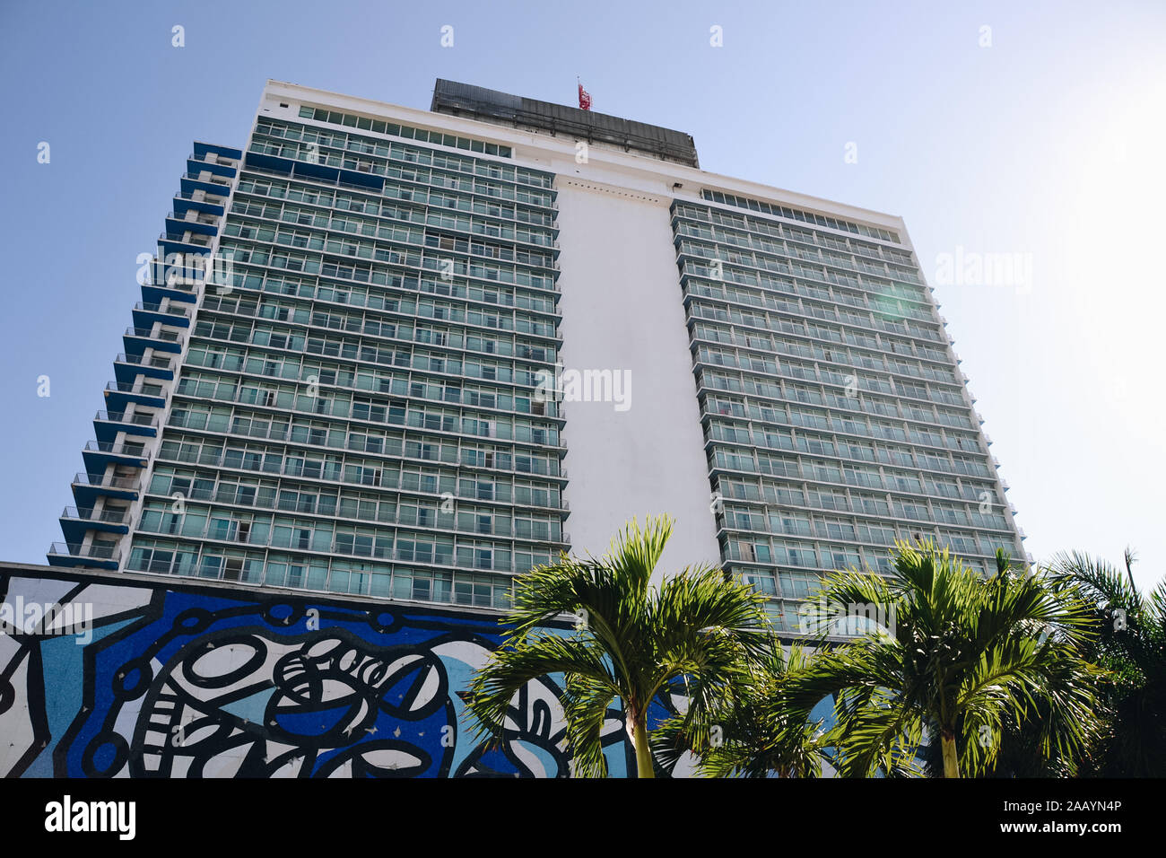 Façade de l'hôtel Habana libre avec palmiers Banque D'Images