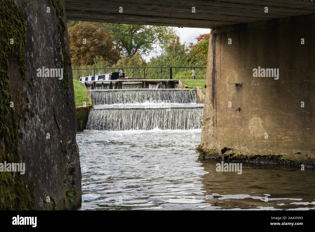 Voir l'encadré des réassurances weir historique du 17ème siècle situé à côté de Papercourt lock et à proximité de villages de Ripley et Pyrford près de Guildford Banque D'Images