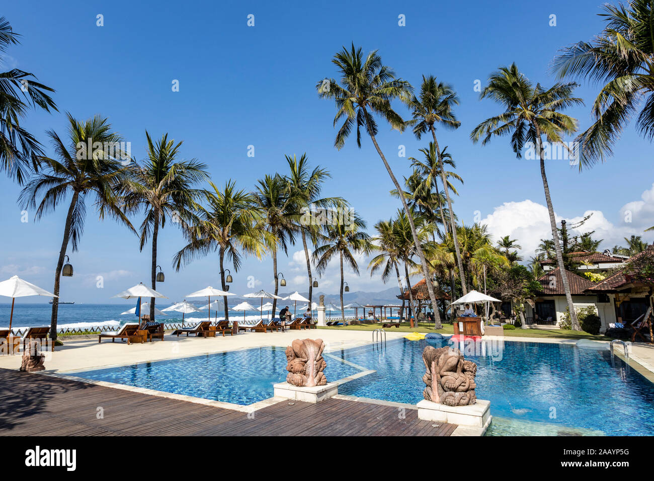 Hôtel de luxe avec piscine et palmiers, Candidasa ou Candi Dasa, l'Est de Bali, Bali, Indonésie, Asie du Sud, Asie Banque D'Images