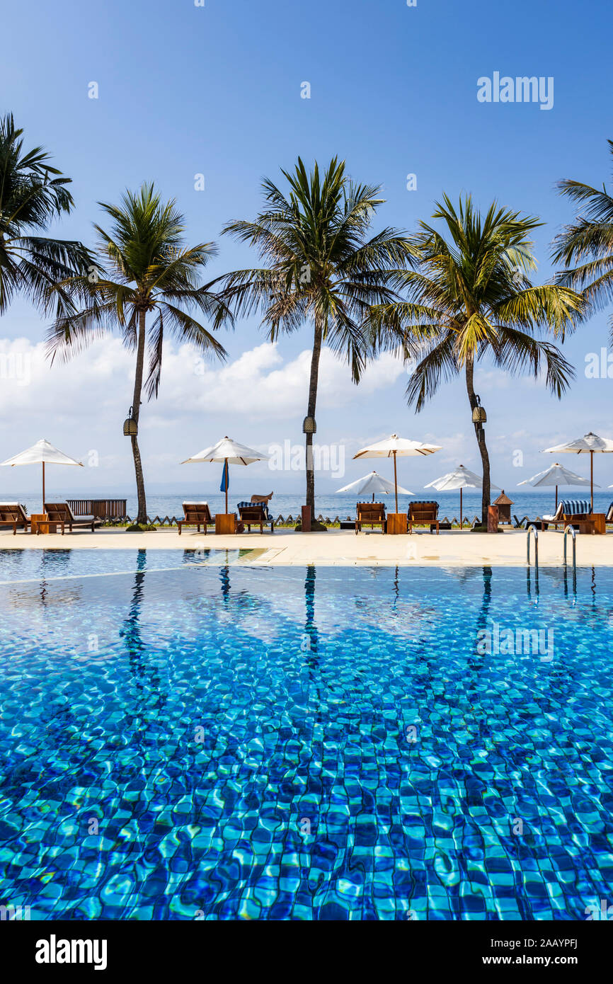 Hôtel de luxe avec piscine et palmiers, Candidasa ou Candi Dasa, l'Est de Bali, Bali, Indonésie, Asie du Sud, Asie Banque D'Images