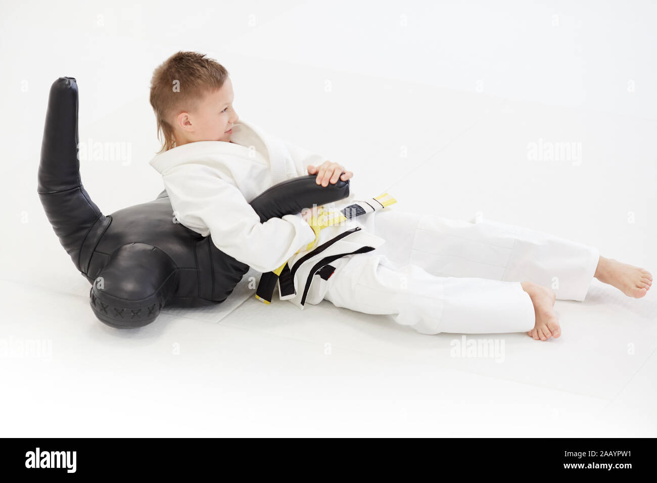 Les jeunes en judoist kimono blanc se trouvant sur le plancher et de  pratique technique dans le karaté sur mannequin Photo Stock - Alamy