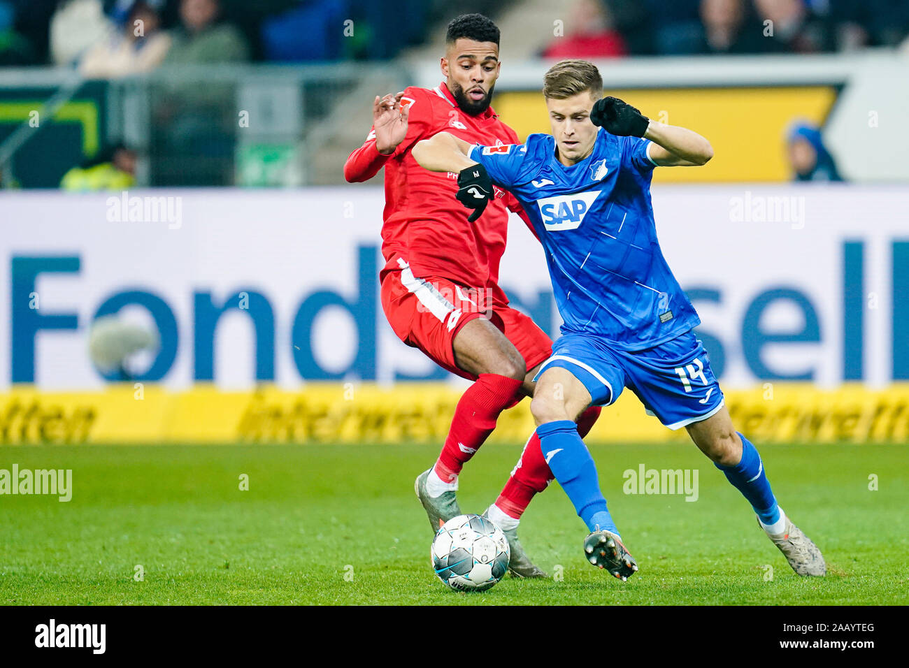 Berlin, Allemagne. 24 Nov, 2019. Soccer : Bundesliga, TSG 1899 Hoffenheim - FSV Mainz 05, 12e journée, dans le PreZero Arena. Jérémie Saint Juste (l) de Mayence et Christoph Baumgartner de Hoffenheim lutte pour la balle. Credit : Uwe Anspach/DPA - NOTE IMPORTANTE : en conformité avec les exigences de la DFL Deutsche Fußball Liga ou la DFB Deutscher Fußball-Bund, il est interdit d'utiliser ou avoir utilisé des photographies prises dans le stade et/ou la correspondance dans la séquence sous forme d'images et/ou vidéo-comme des séquences de photos./dpa/Alamy Live News Banque D'Images