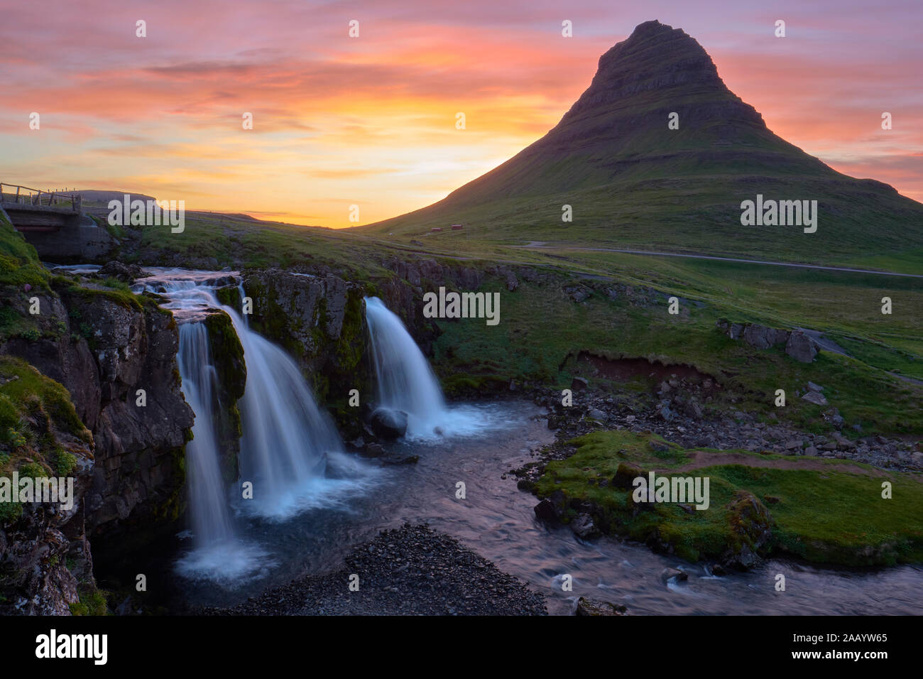 Coucher du soleil de minuit sur le Mont Kirkjufell & Kirkjufellsfoss à Grundarfjörður - Snaefellsnes Islande - Islande soleil de minuit du paysage. Banque D'Images