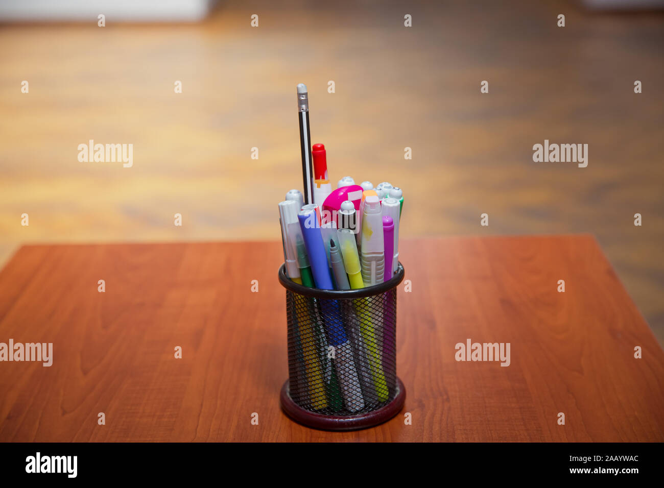 Boîte pour stylos et crayons . Crayons de couleur dans une trousse sur la table en bois . Crayons de couleur en noir cas . Close-Up crayons de couleur et des marqueurs dans Banque D'Images