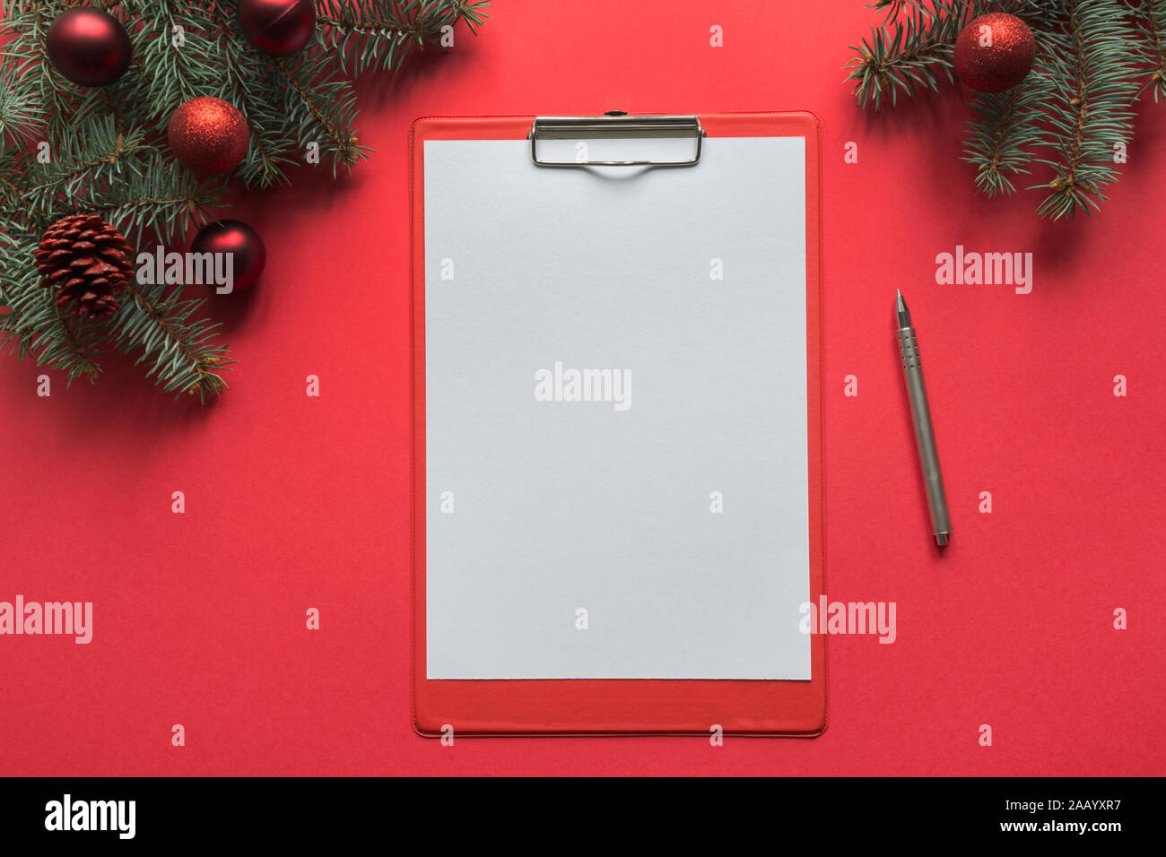 Objectifs, liste de Noël, vide vide lettre pour le Père Noël en rouge. L'espace pour votre texte. Mise à plat. Vue de dessus. Invitation. Banque D'Images