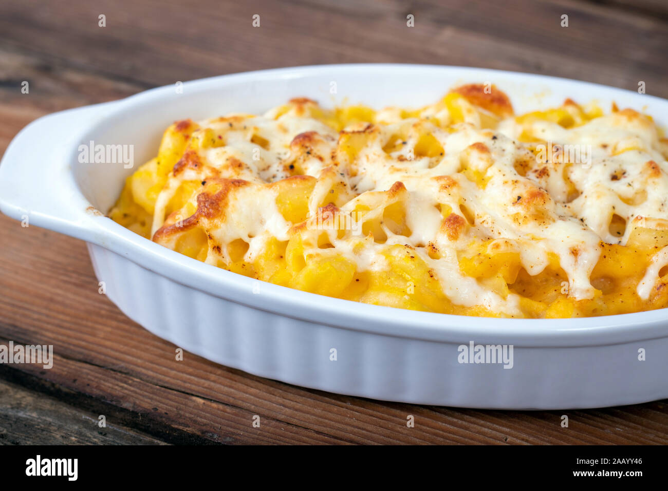 Mac et de courge musquée gros plan sur un fromage de table rustique et de fromage râpé sur le dessus Banque D'Images