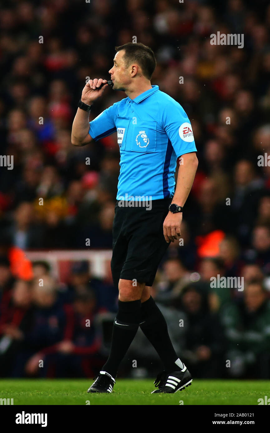 Londres, Royaume-Uni, le 23 novembre. Arbitre Stuart Attwell au cours de Premier League anglaise entre Arsenal et Southampton au Emirates Stadium , , Londres Banque D'Images Londres, Royaume-Uni, le 23 novembre. Arbitre Stuart Attwell au cours de Premier League anglaise entre Arsenal et Southampton au Emirates Stadium , , Londres Banque D'Images