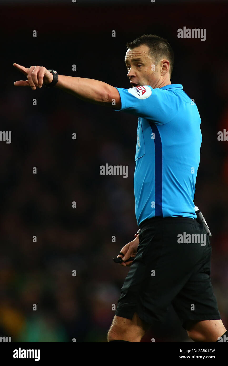 Londres, Royaume-Uni, le 23 novembre. Arbitre Stuart Attwell au cours de Premier League anglaise entre Arsenal et Southampton au Emirates Stadium , , Londres Banque D'Images Londres, Royaume-Uni, le 23 novembre. Arbitre Stuart Attwell au cours de Premier League anglaise entre Arsenal et Southampton au Emirates Stadium , , Londres Banque D'Images