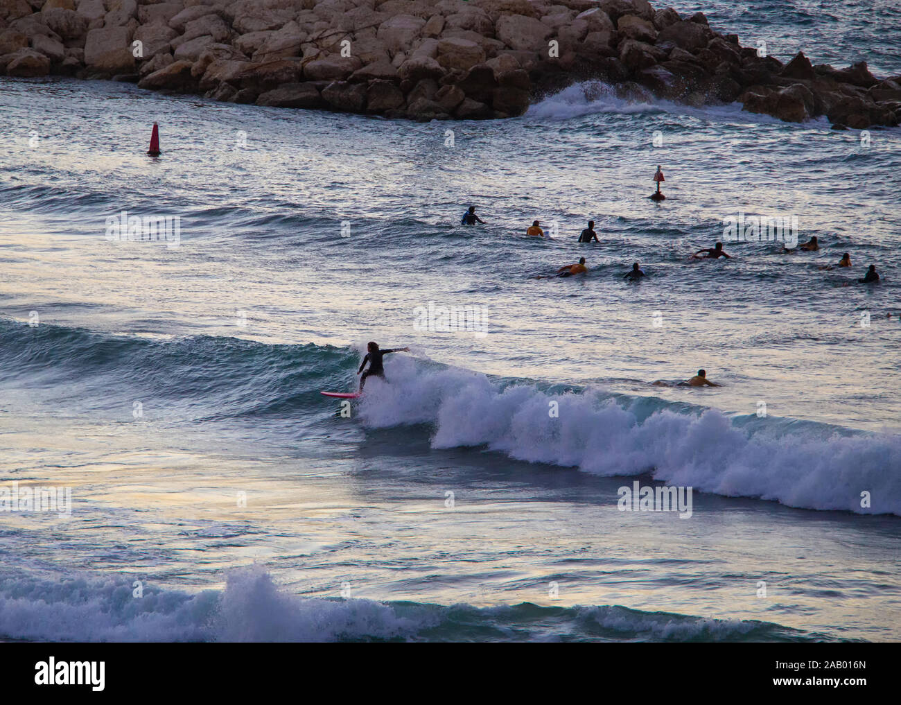 Surfer la vague suivante d'attente .Autres - Coucher de soleil ! Banque D'Images