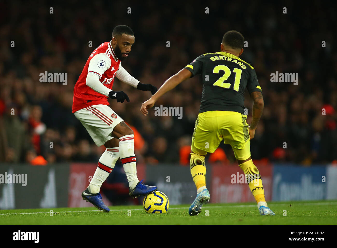 Londres, Royaume-Uni, le 23 novembre. Avant d'Arsenal Alexandre Lacazette et Southampton défenseur Ryan Bertrand au cours d'English Premier League parier Banque D'Images