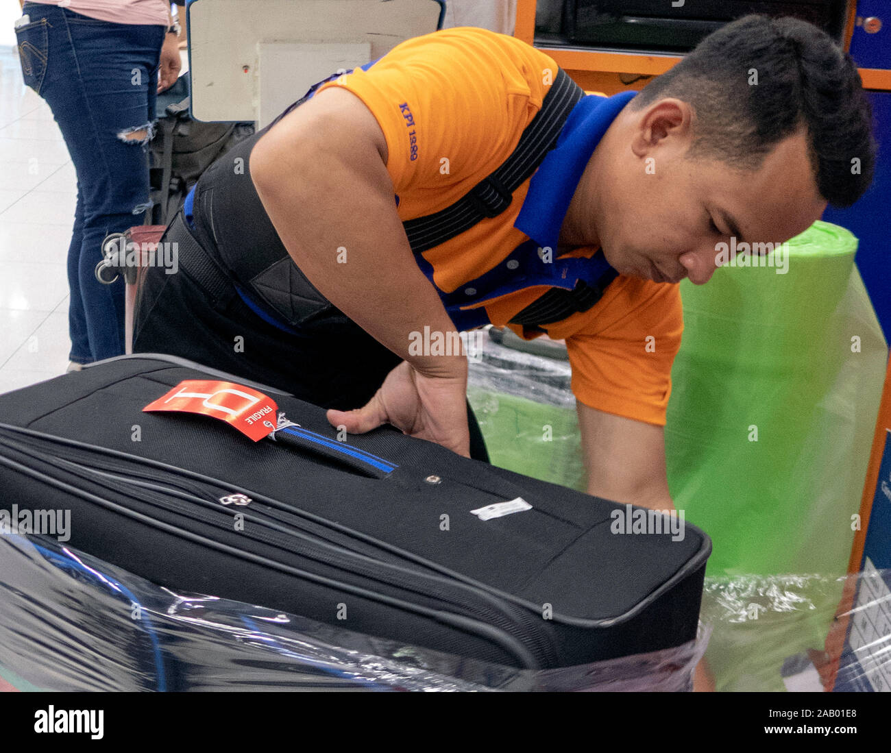 L'enveloppe en plastique machine à bagages Aéroport International  Suvarnabhumi Bangkok Thaïlande Photo Stock - Alamy