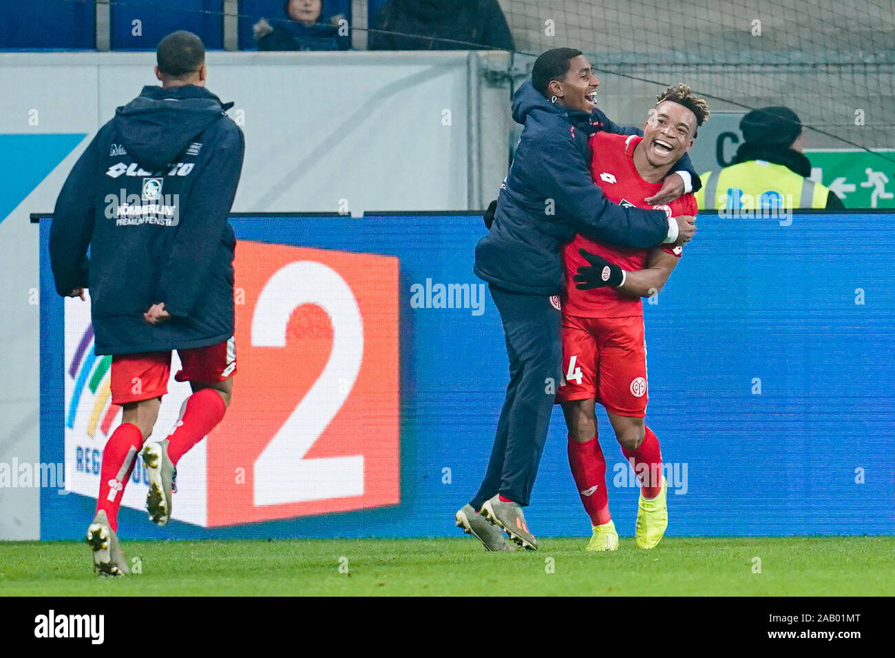 Berlin, Allemagne. 24 Nov, 2019. Soccer : Bundesliga, TSG 1899 Hoffenheim - FSV Mainz 05, 12e journée, dans le PreZero Arena. Scorer Pierre Kunde Malong (r) de Mayence à la vôtre sur l'objectif de 1:5. Credit : Uwe Anspach/DPA - NOTE IMPORTANTE : en conformité avec les exigences de la DFL Deutsche Fußball Liga ou la DFB Deutscher Fußball-Bund, il est interdit d'utiliser ou avoir utilisé des photographies prises dans le stade et/ou la correspondance dans la séquence sous forme d'images et/ou vidéo-comme des séquences de photos./dpa/Alamy Live News Banque D'Images